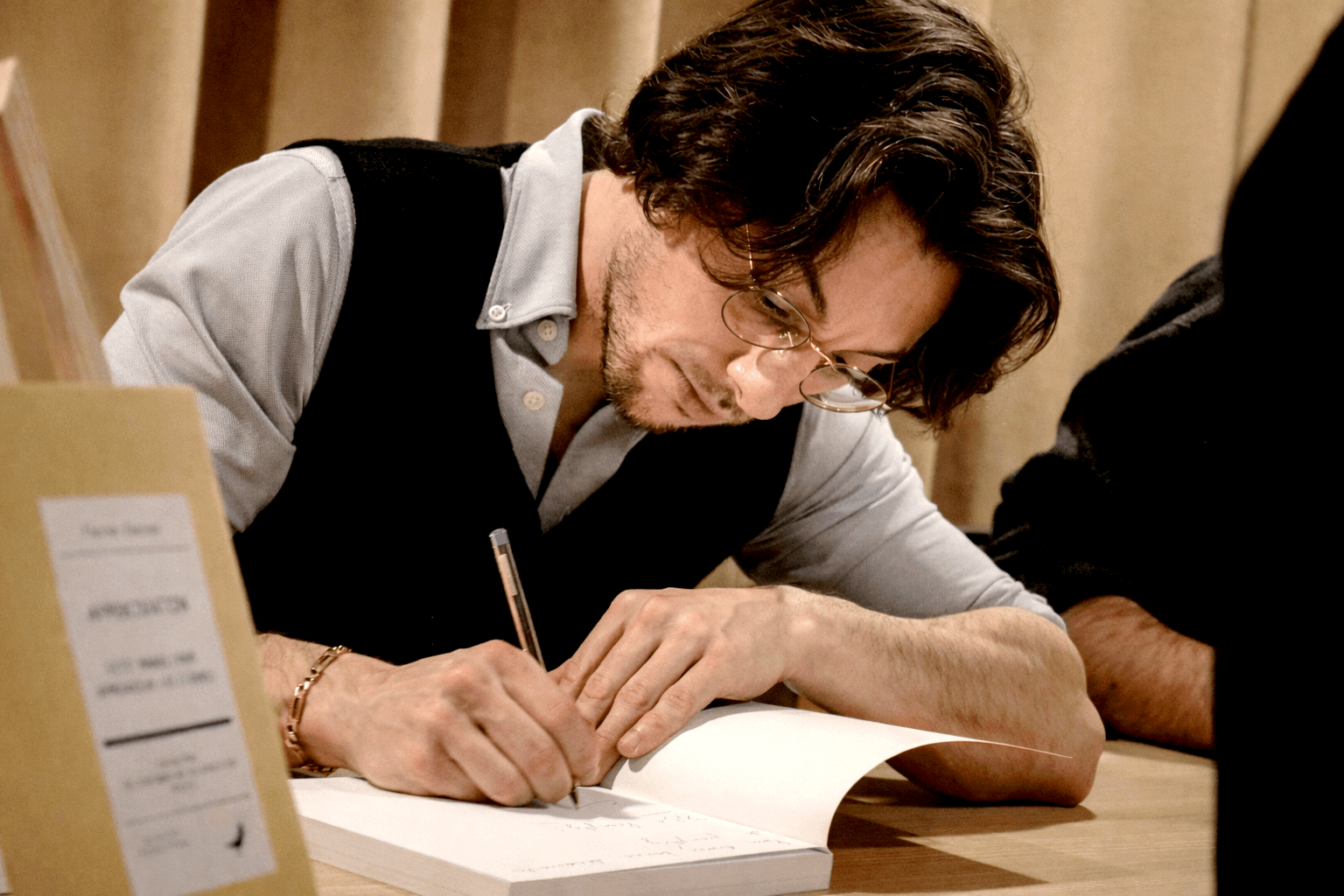 Flavien Chervet dédicace ses livres sur l'IA