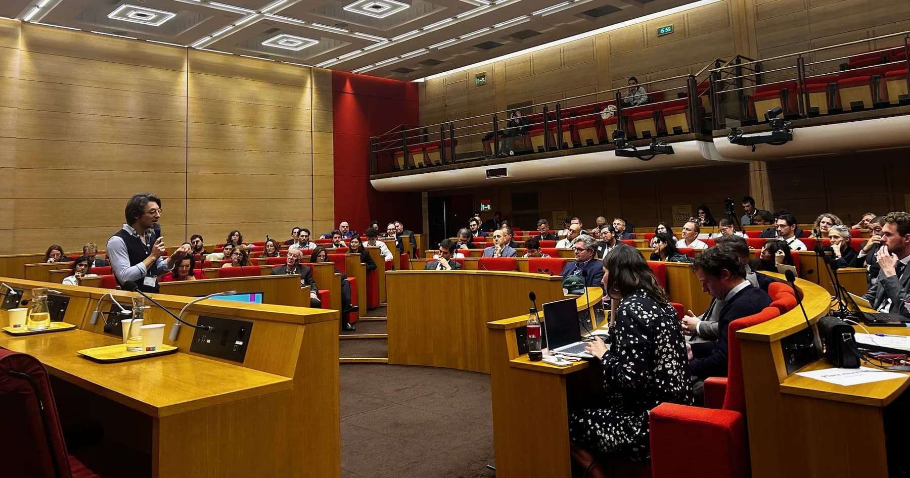 Flavien Chervet intervient devant l’hémicycle lors du colloque au Sénat sur l’alignement des IA